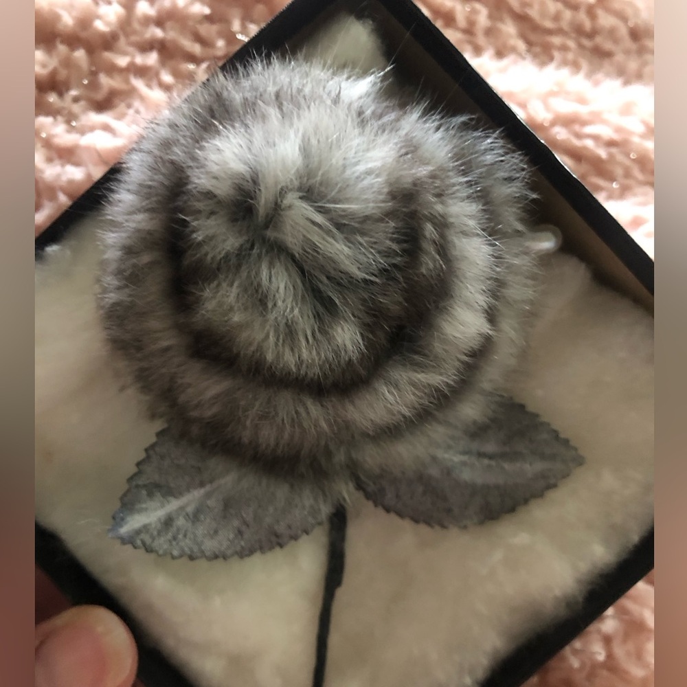 COPY - Vintage Genuine Chinchilla Lapel Pin/Broach Accent 4.5x3” Excellent Cond…